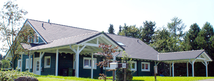 Wohnblockhaus und Holzrahmenhaus
