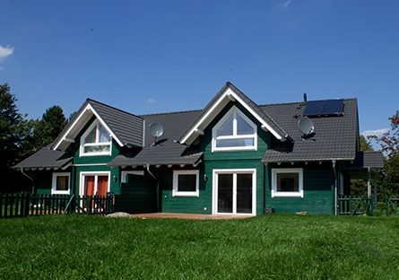 Wohnblockhaus und Holzrahmenhaus