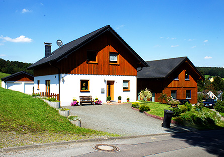 Wohnblockhaus und Holzrahmenhaus