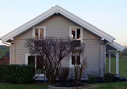 Wohnblockhaus und Holzrahmenhaus