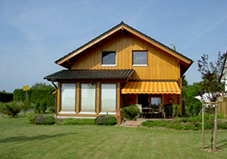 Wohnblockhaus und Holzrahmenhaus