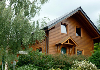 Wohnblockhaus und Holzrahmenhaus