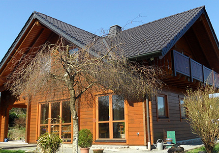 Wohnblockhaus und Holzrahmenhaus