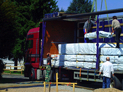 Nach der Entladung beginnt die Rohbaumontage des Wohnblockhauses.